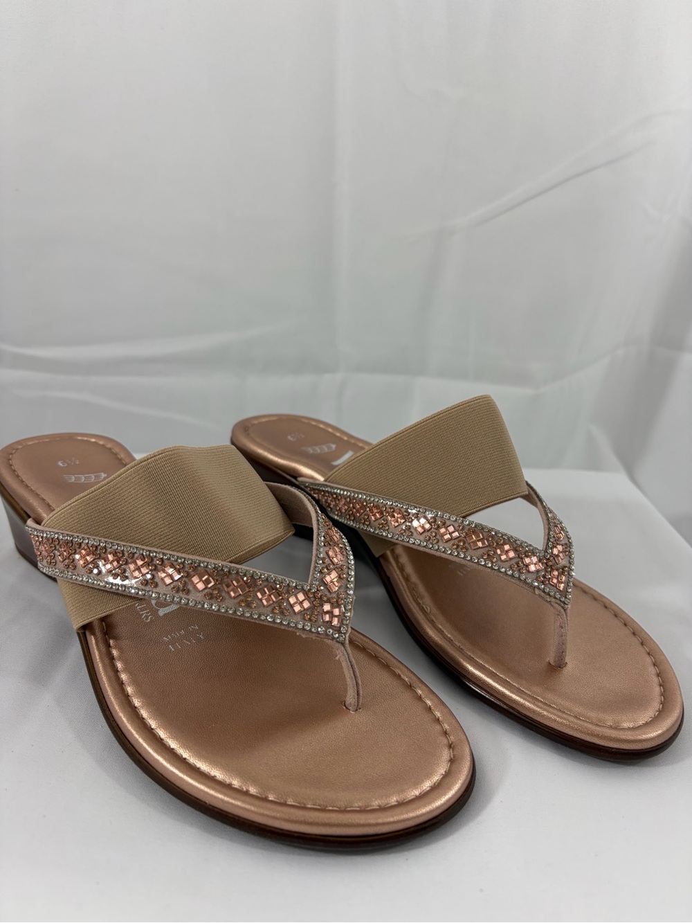 NWT Italiana Women’s Size 6.5 Sparkly Rose Gold Sandals with Stretch Band